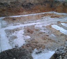 On voit bien ici la terre v&eacute;g&eacute;tale qui se d&eacute;tache ... 1 &agrave; 2 cm selon le terrassier ...