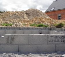 Que pensez-vous de la pose de ces parpaing non alignés (1ère rangée) ?
Est-ce que cela est rattrapable ?