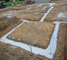 Fondations ferraillées, 26m3 de béton coulés pour atteindre le dur (17m3 de prévu initialement)