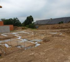 Fondations ferraillées, 26m3 de béton coulés pour atteindre le dur (17m3 prévue initialement...)