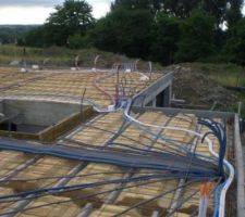 Passage des gaines dans la dalle pour &eacute;viter une chape de ravoirage