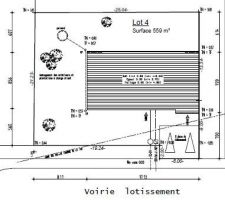 La maison sur le terrain