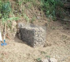 Fabrication, pose et remplissage du 1er gabion pour accéder aux terrasses supérieures.En fait l'emplacement de notre maison.