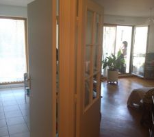 La cloison à abattre, prise de puis l'entrée, cuisine sur la gauche, séjour sur la droite ...