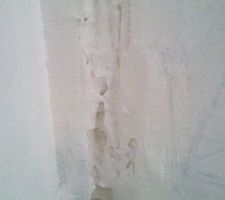 Encore les traces de rebouchage du plombier qui voulait m'installer les nourrices du plancher chauffant dans le plaquard de ma chambre, alors que la buanderie est 2mètres plus loin. Je l'avais signalé avant qu'il ne fasse les passages, mais soit il n'a pas écouté l'archi, soit l'archi ne l'en a pas informé. En tous cas, je n'ai pas cédé, je lui ai demandé de tout reboucher et d'installer tout ça dans la buanderie. Et comme vous pouvez le voir, c'est un vrai travail de pro!!!!