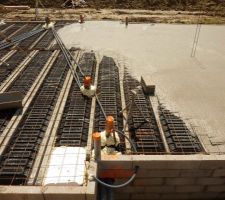 Coulage de la dalle du RdC en cours