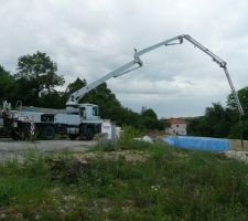 Livraison du beton pour la dalle du garage, pompe de 36m