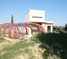 Vue de la piscine réalisée et de son abri bois