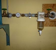 Arrivée d'eau du puit avec 1ère vanne d'arrêt, filtre, compteur d'eau et 2ème vanne d'arrêt