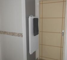 Salle de bain AVANT mur blanc