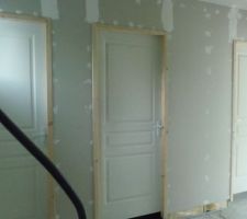 Vue depuis l entrée de la maison,premiere porte wc,deuxieme cellier et la troisieme salle de jeux des enfants