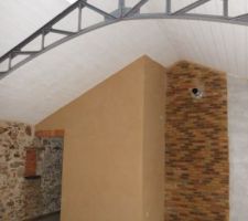 Vue sur la pi&egrave;ce de vie ,coin s&eacute;jour ,salon et cuisine
beau m&eacute;lange de mat&eacute;riaux