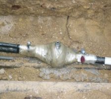 Le branchement électrique de l'autre coté de la rue... Une prise vampire sur un cable à 250A.
