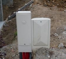 Le nouveau coffret electrique à coté du coffret eau.