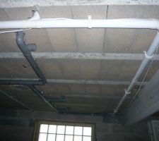 Le sous-sol, l'aspiration cohabite avec les évacuations des eaux usées.