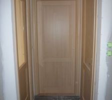 A droite, l'escalier qui vient de la cave, en face, le salon, à aguche, la cuisine.
Oh les jolies portes :D