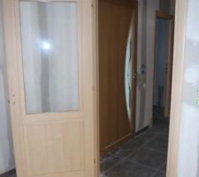 Vu du salon, l'entrée