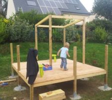 Le plancher est fixé.
Les chevrons de la toiture aussi.
Titouan est en train de testé la solidité ".. et en plus on peux sauter dessus" disait il ;)