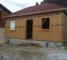 Pose du bardage bois sur certaines faces.

par contre sur l'isolation ext&eacute;rieure de certaines faces,je ne comprends pas la pose des contrelattages car il y a de l'enduit sur ces faces!