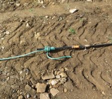 Comment tirer le cable d'arrivée électrique dans la gaine sans qu'il ne glisse