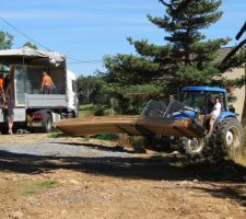 Déchargement du bardage en mélèze, avec des planches de 7 mètres :)