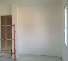 Première couche de peinture dans la chambre Est