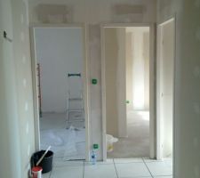 Première couche de peinture dans la chambre Est