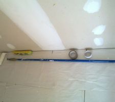 L'outil magique pour atteindre les endroits problématiques : le rouleau bien scotché sur un manche à balai