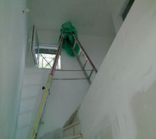 Première couche de peinture en cours dans la cage d'escalier. Utilisation d'un escabeau pour escalier (pieds ajustables indépendamment) pour certains endroits difficiles d'accès.