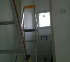 Première couche de peinture dans les WC de l'étage