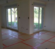 Cloison fini maintenant isolation du sol pour acceuillir le planché chauffant. le salon