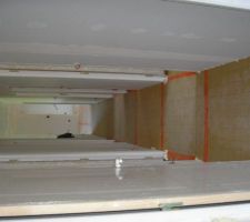 Couloir qui distribut les 4 chambre sdb wc et garage au bout