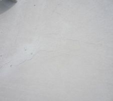 Des petites fissures sur la dalle. Normal?