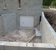 Fabrication d'un caniveau avec grille devant la porte du garage