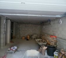 Vue de la porte du sous sol. Avec la plomberie et l'electricité