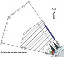 Ce terrain fait parti de plusieurs lots. La partie droite en bleu gras indique une mitoyenneté obligatoire (sur impérativement une partie habitable de la maison). Afin d'avoir un maximum de terrain, nous seront en mitoyenneté des deux coté, garage à gauche limitrophe avec le voisin...