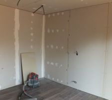 Mur de la chambre parental: Au fond Le dressing