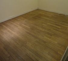 Vue du salon vide.parquet massif