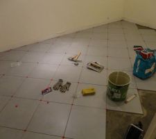 Vue du salon, pose du carrelage en cours