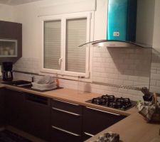 Crédence de la cuisine en carrelage metro et liserai inox brossé