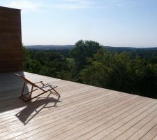 Voici la partie terrasse, coincé entre les deux cube (partie jour et partie nuit)