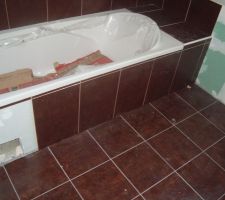 Aucun raccord entre faience et carrelage au sol. deplus, aucun centrage. jointures non homogenes. malfa&ccedil;ons de pose sur l'ensemble - constat&eacute; par huissier