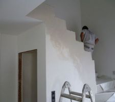 Retour du pl&acirc;trier pour effectuer les finitions autour des marches de l'escalier