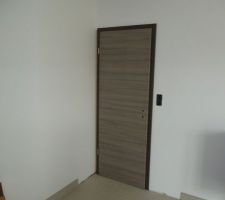 Porte menant de la cuisine au cellier posée