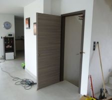 Porte de la cave en cours d'installation
