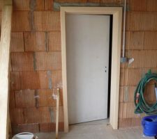 Porte du garage/cellier pos&eacute;e