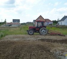 Pépé passant la herse sur le terrain