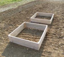 Deux carr&eacute;s de potager pour le futur jardin de Hugo assembl&eacute;s par papy