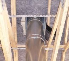ils ont décalé la cheminée de 30 cm celle ci ne tombe plus en face de l admission d air de la dalle du RDC.
<br />
Le motif la fermette gène parait il??