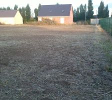 Et voilà le résultat l'agriculteur a coupé les herbes et gratté la terre